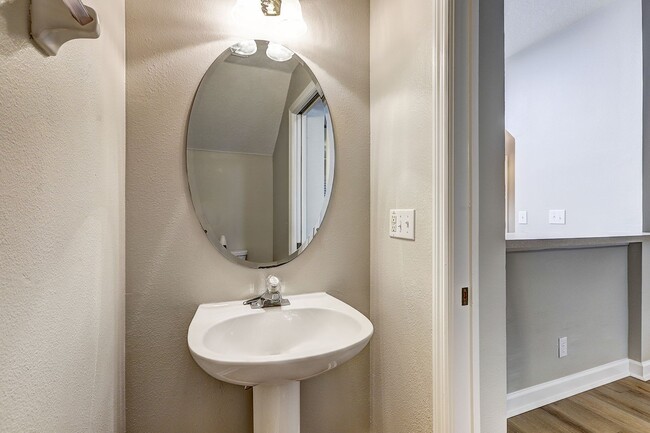 Building Photo - Spacious New Tampa 2 Bedroom, 2.5 Bath Tow...