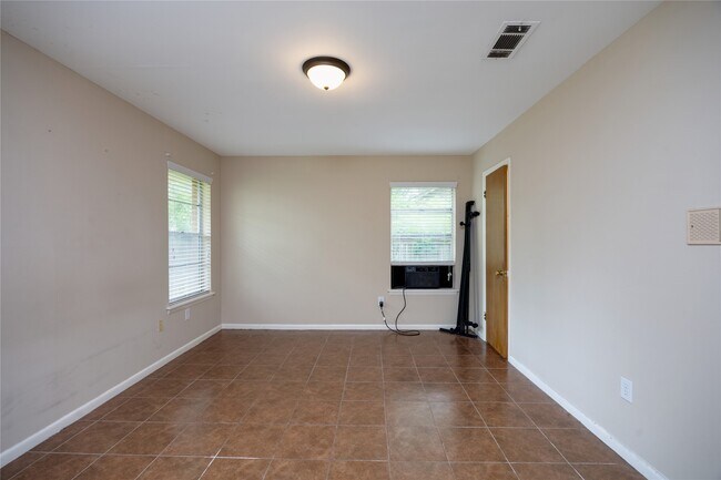 Building Photo - 2 Circle Dr