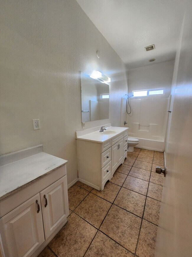 Building Photo - 3 Bedroom 2 Bath Townhouse