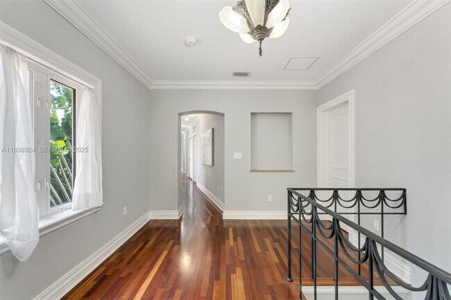 Building Photo - 11 E Rivo Alto Dr