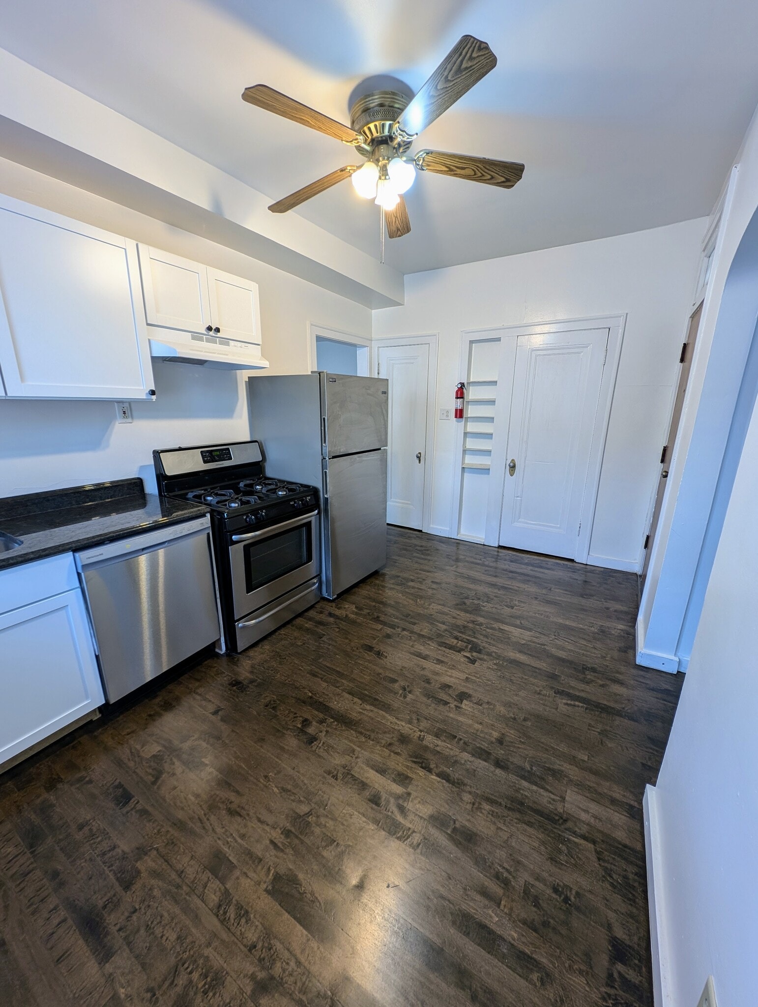 Building Photo - 3510 W Dickens Ave