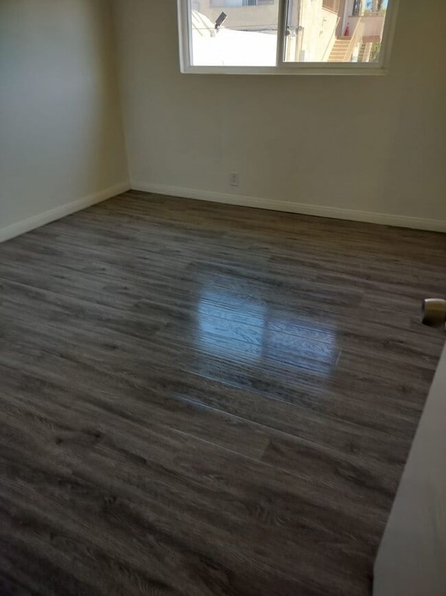 Building Photo - Top Floor Apartment, 1 Bed + 1 Car Garage, Long Beach
