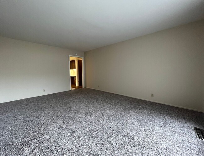 Building Photo - Midtown Quadplex with Pool- 3 bed, 2 bath