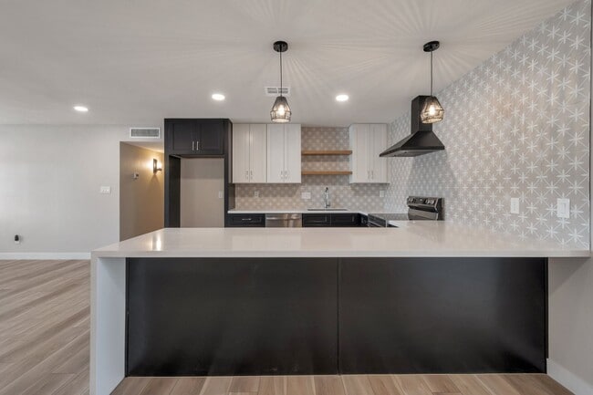 Building Photo - Super Nice Remodeled Home with Pool Close to ASU