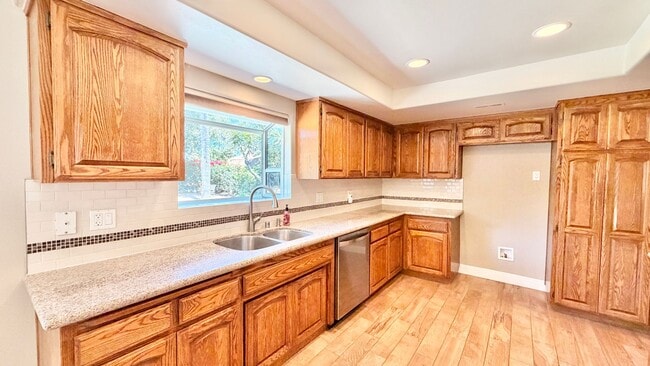 Building Photo - Lovely Single Story Home, Great Neighborhood, Amazing Yard Space, Close distance to Downtown Fall...