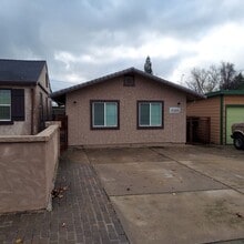 Building Photo - Charming 2bedroom, 2bath home, Like New near Land Park Area and City College.