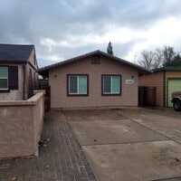 Building Photo - Charming 2bedroom, 2bath home, Like New near Land Park Area and City College.