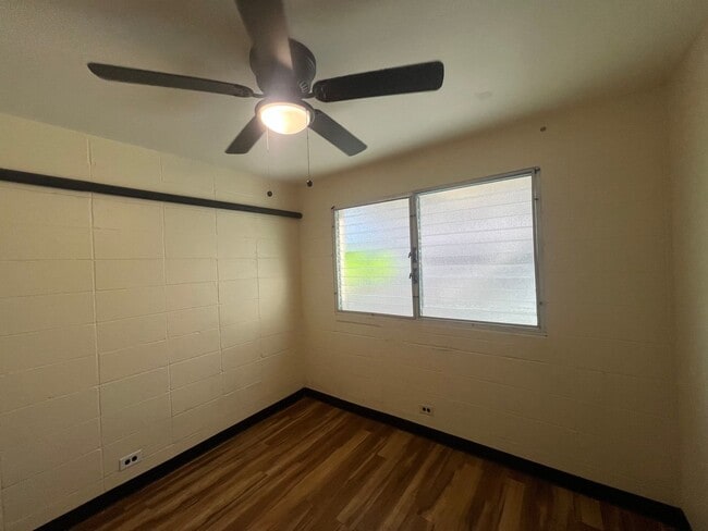 Building Photo - 2 Bed/1 Bath unit on Cleghorn St in Waikiki
