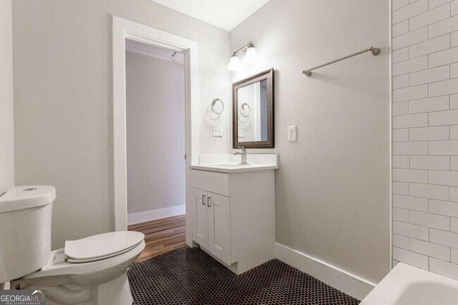 Building Photo - 870 Gaston St SW