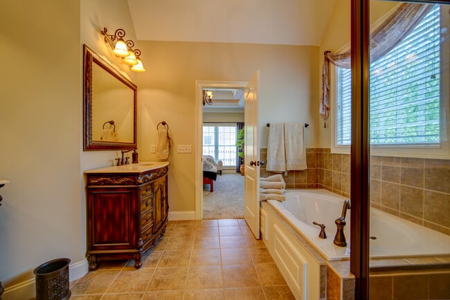 Building Photo - 5 BR, 3 BA Home Quiet Cul de Sac, Convenie...