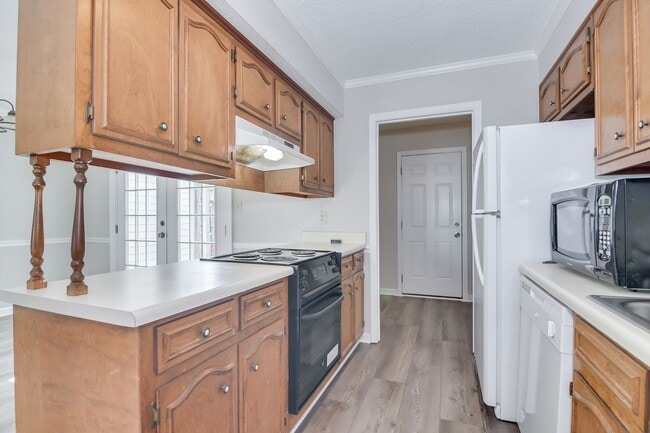 Building Photo - 2 Bed Townhouse!
