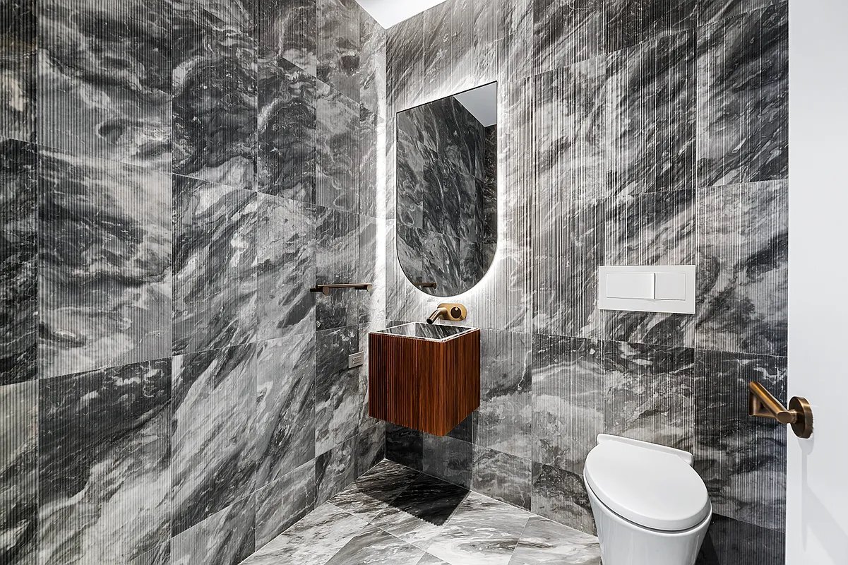 Building Photo - 130 William St