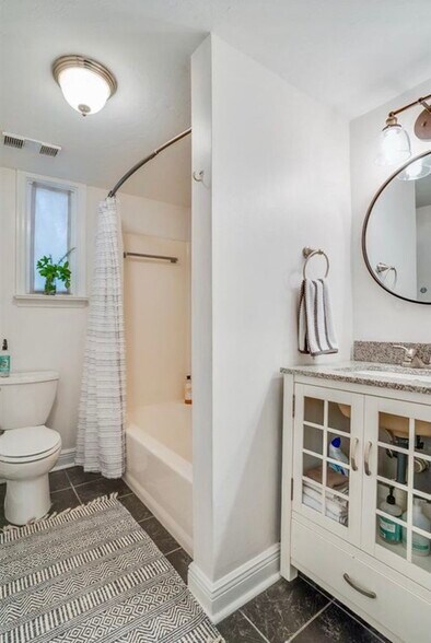 Building Photo - 360 S Franklin Blvd