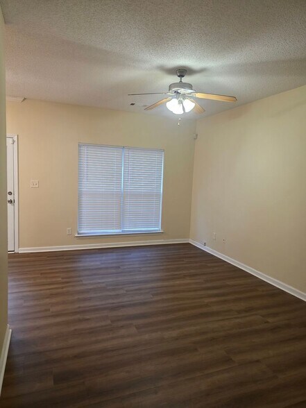 Building Photo - 213 Shenandoah Dr