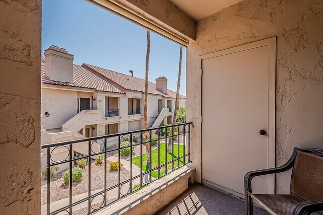 Building Photo - Fully Remodeled 2-Bedroom Condo at the Scottsdale Racquet Club!