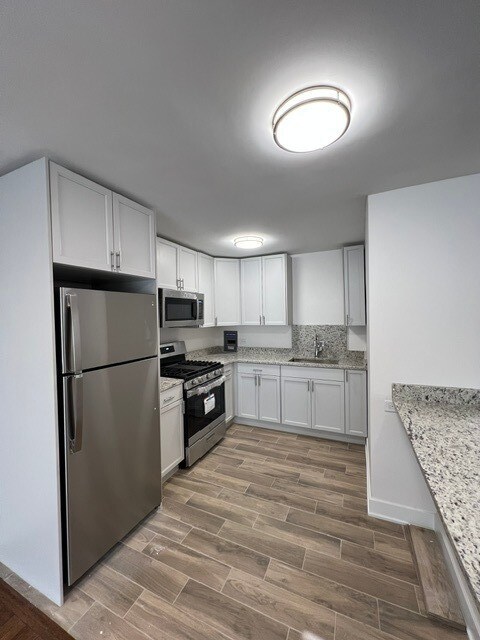 Building Photo - 2401 W Balmoral Ave