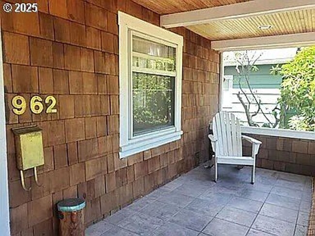 Building Photo - Large 6 Bedroom Close to UofO Campus