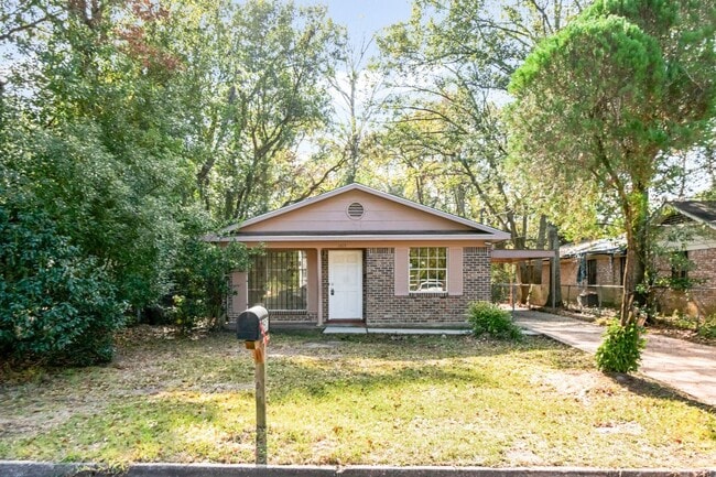 Primary Photo - Charming Brick Home Close to Downtown Mobile and Quick Access to I-10!