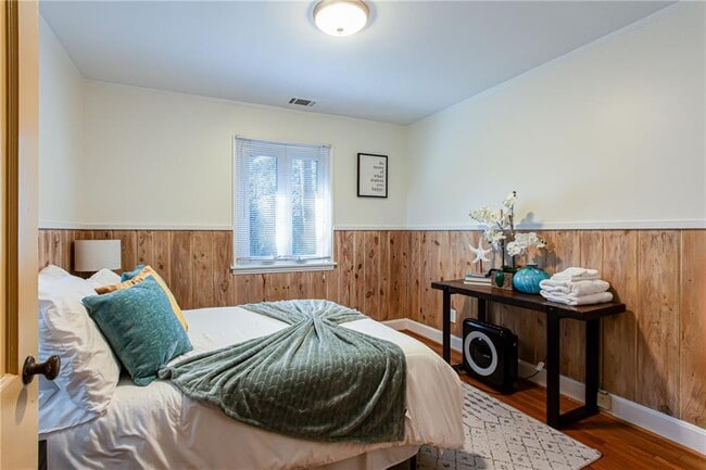 Building Photo - 4061 Lower Roswell Rd