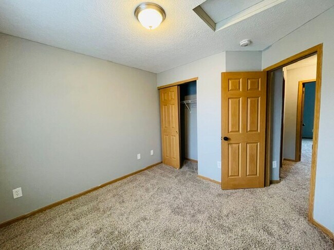 Building Photo - 8575 Fernbrook Dr