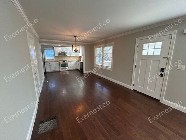 Building Photo - 243 Maple St