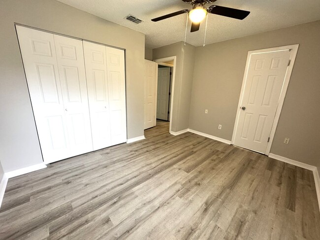 Building Photo - Renovated 3BR/1.5BA Downtown Green Cove Sp...