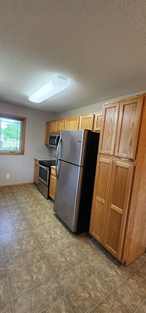 Building Photo - Beautiful 3 Bed, End Unit, Town Home for Rent