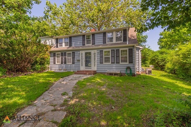 Building Photo - Spacious home close to KSU Campus!