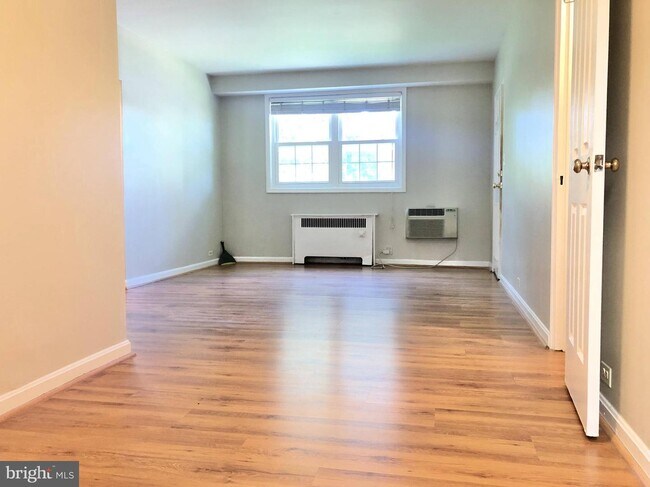 Building Photo - 223 S George Mason Dr