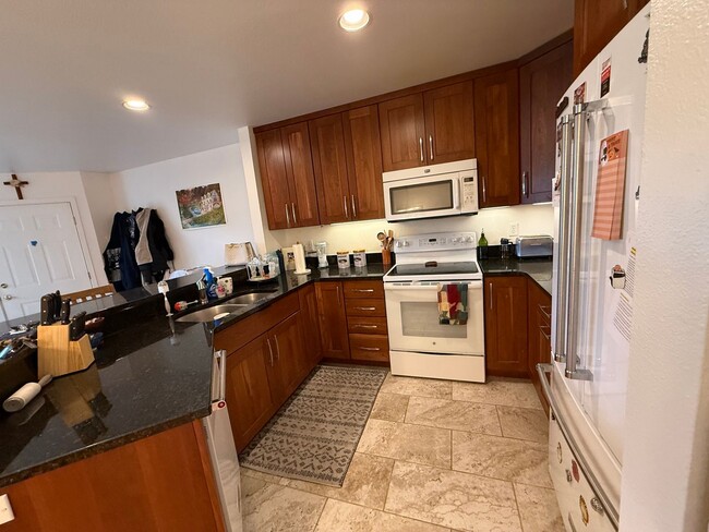 Building Photo - Chic & Spacious East Boulder Condo Just St...