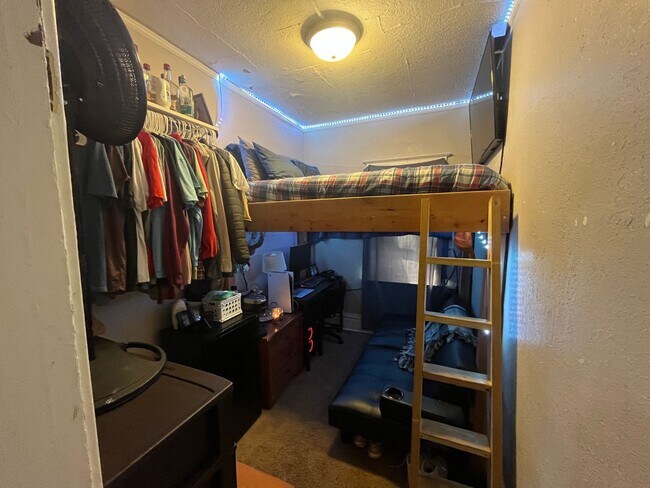 Building Photo - JUNE 2026 - Duluth MN 7 Bed - 2 Bath Singl...