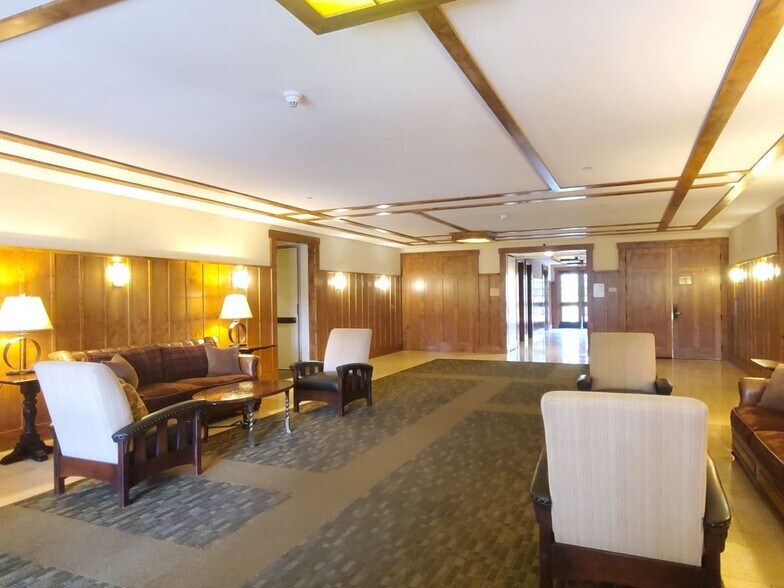 Building Photo - 2881 Meridian Ave