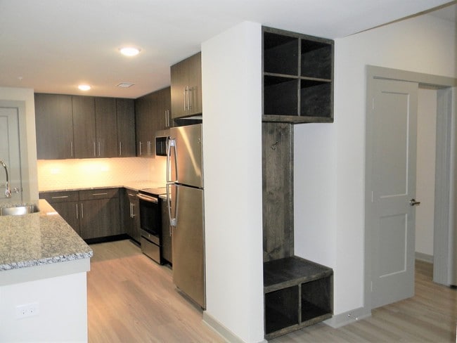 Building Photo - 670 E Algonquin Rd