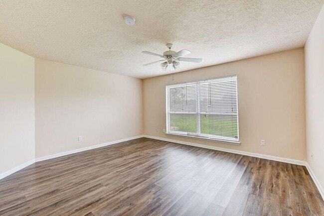 Building Photo - 2107 Collingsfield Dr