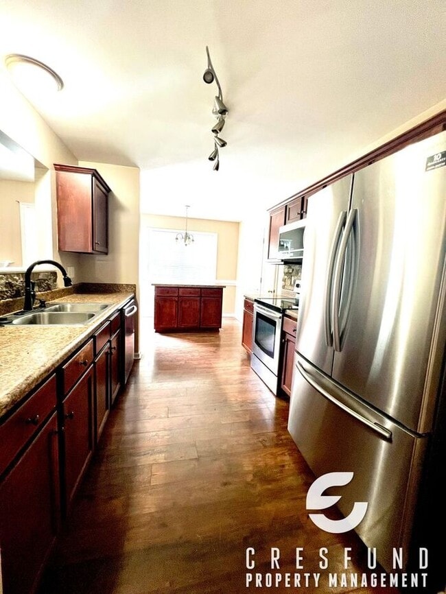 Building Photo - Conveniently Located Close to RALEIGH/RDU/...