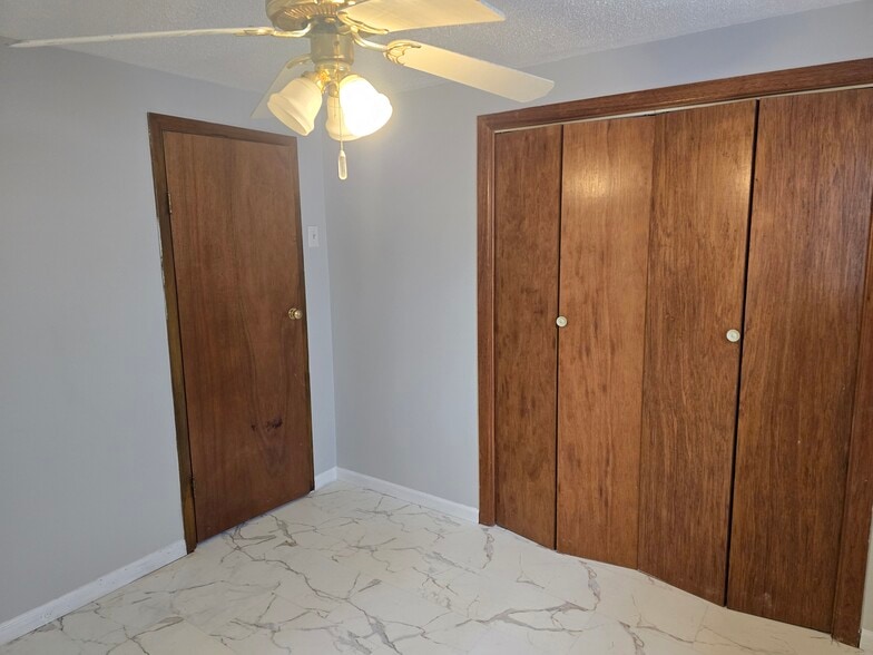 Building Photo - 5221 W 87th St