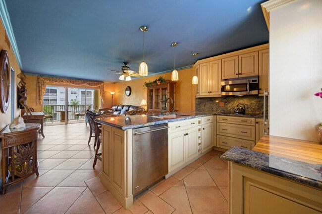 Building Photo - 600 NE 2nd St