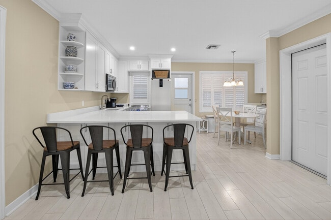 Building Photo - 817 N Ocean Blvd