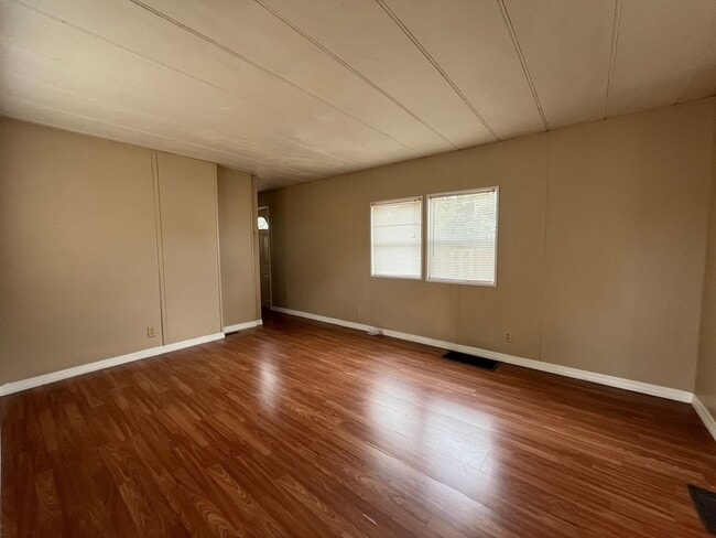 Building Photo - Super Cute 1/1