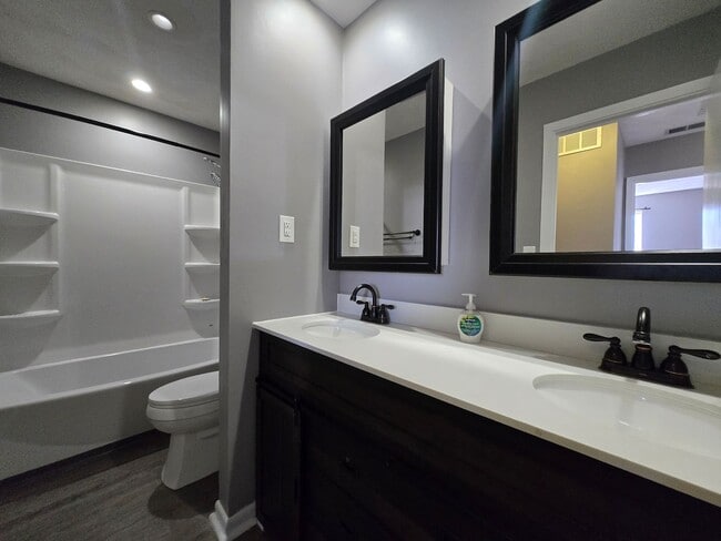 Building Photo - Spacious 5-Bedroom Family Home