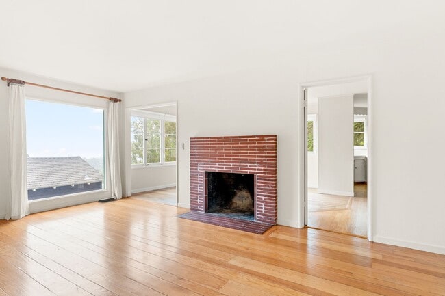 Building Photo - Charming Cul-de-Sac Mid-Century w/ Bay Views In Oakland Hills