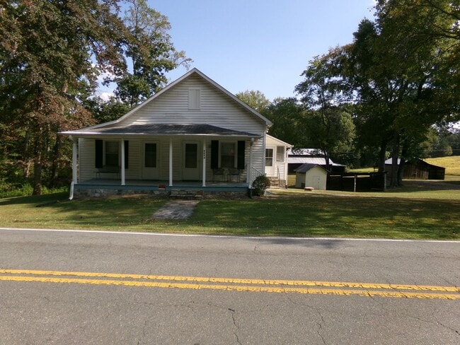 Primary Photo - Country Living