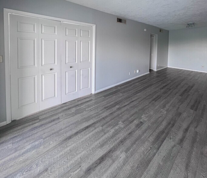 Building Photo - 2801 N Palm Aire Dr