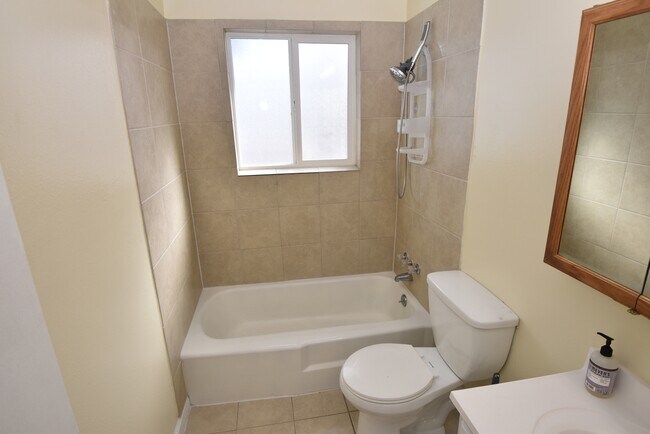 Building Photo - 1640 Shenandoah Dr