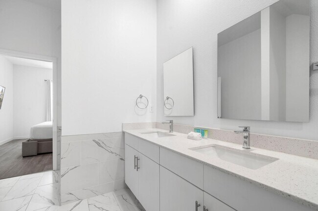 Building Photo - 384 Famagusta Dr