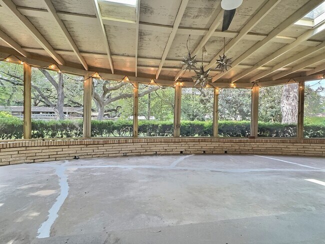 Building Photo - 635 Rockhill Dr