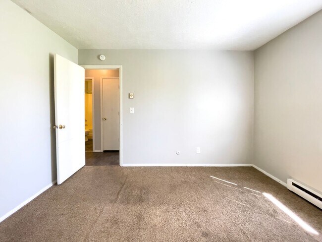 Building Photo - 2 Bedroom Flats Near Walking Trails!