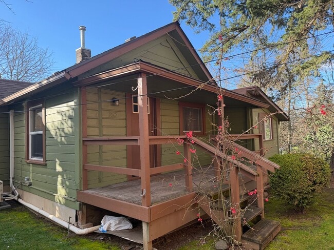 Building Photo - 2 bedroom 1 bathroom house - Close to Campus!