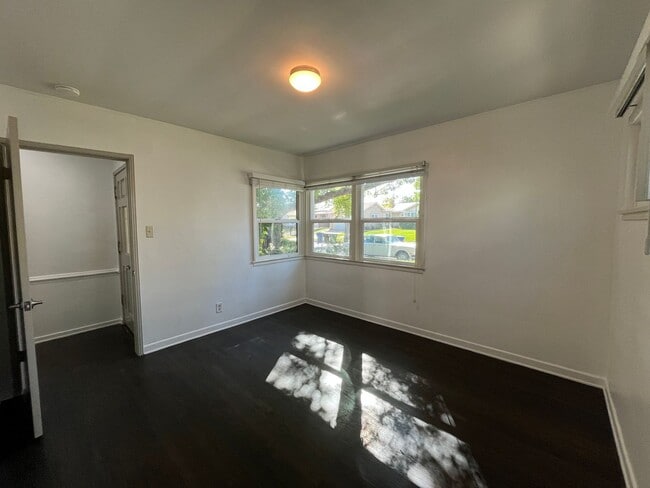 Building Photo - Sherman Oaks 3+2 w/bonus room + upgrades on cul-de-sac lot!