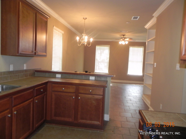 Building Photo - Three Bedroom Townhouse in Gated Community...